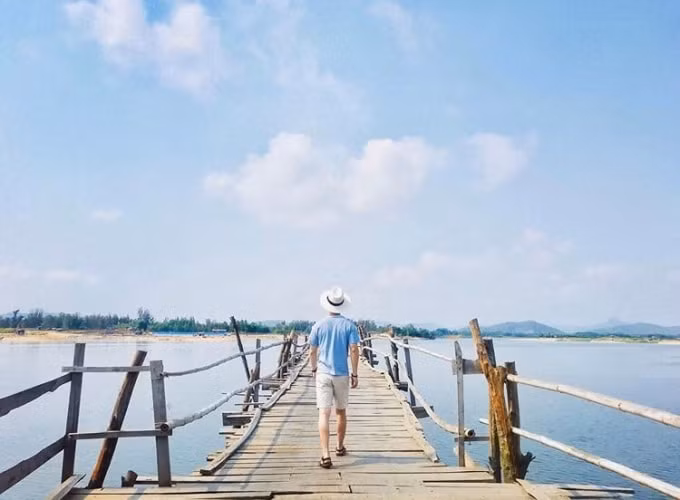 Cây cầu được nhiều bạn trẻ vẫn thường tới đây để check-in.