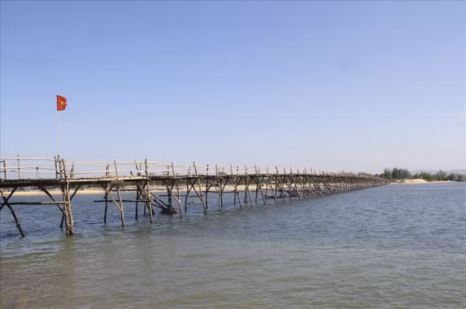 Thành cầu làm bằng những thân tre già.