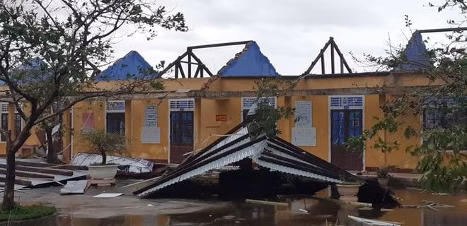 Trường học xã Phú Thuận, huyện Phú Vang bị tốc mái. Ảnh: soha.vn