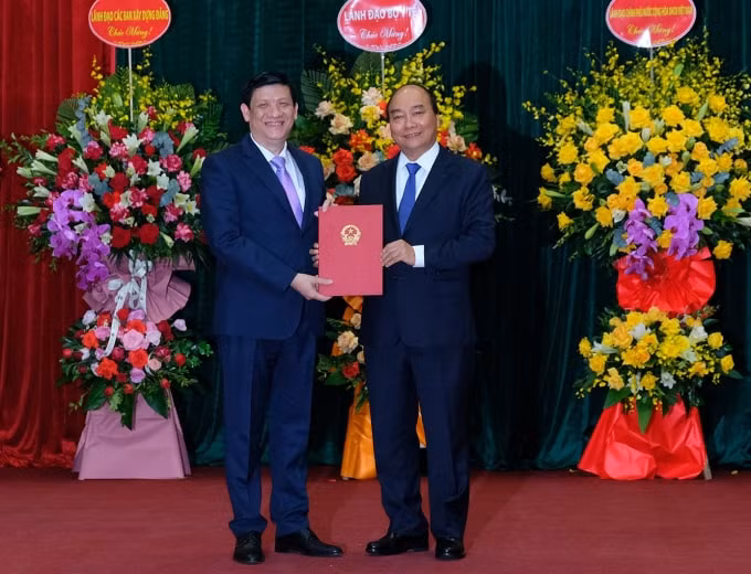 Thủ tướng Nguyễn Xuân Phúc đã trao quyết định bổ nhiệm Bộ trưởng Bộ Y tế cho ông Nguyễn Thanh Long (ảnh TL).