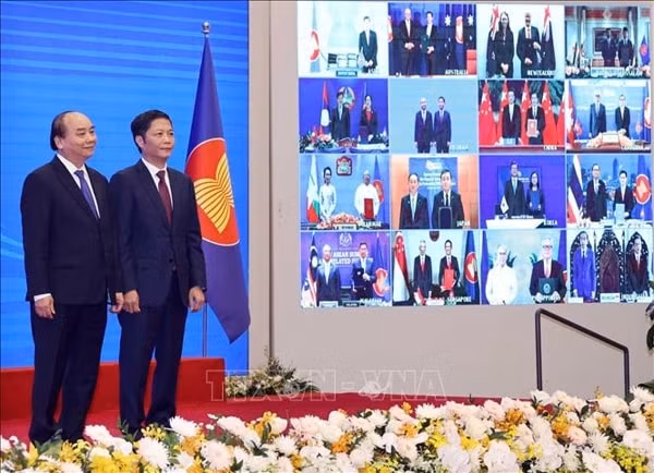 Thủ tướng Nguyễn Xuân Phúc, Chủ tịch ASEAN 2020 và Bộ trưởng Bộ Công Thương Trần Tuấn Anh và các nước tham dự lễ ký. Ảnh: TTXVN