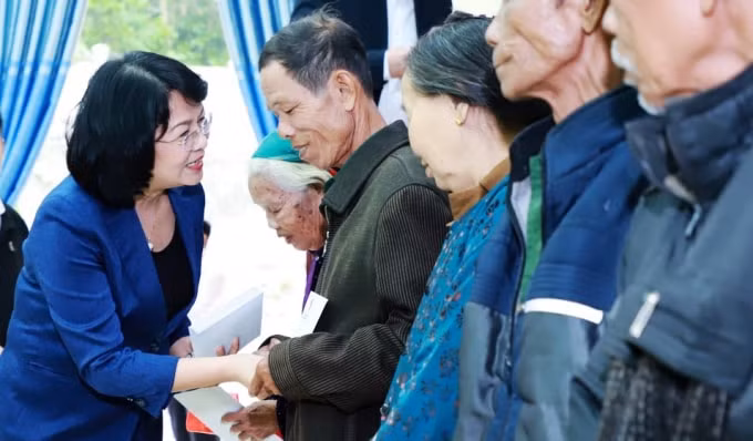 Phó Chủ tịch nước Đặng Thị Ngọc Thịnh trao quà cho người dân và học sinh nghèo tại Thanh Chương. Ảnh BNA ​