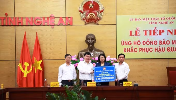 Phó Chủ tịch nước Đặng Thị Ngọc Thịnh trao hỗ trợ cho Nghệ An khắc phục thiệt hại do mưa lụt. Ảnh BNA