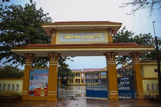 Tại trường THCS Xuân Thủy (huyện Lệ Thủy, tỉnh Quảng Bình), các giáo viên đã chủ động cùng học sinh thu dọn bàn ghế, gia cố các cửa trước khi bão vào.