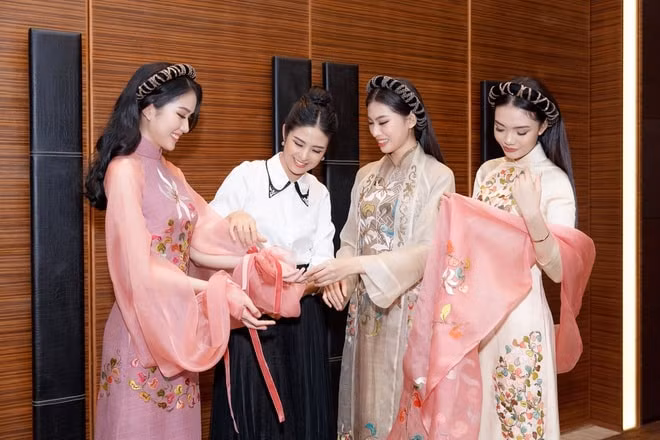 Ngọc Hân thử áo dài cho thí sinh Hoa hậu Việt Nam.