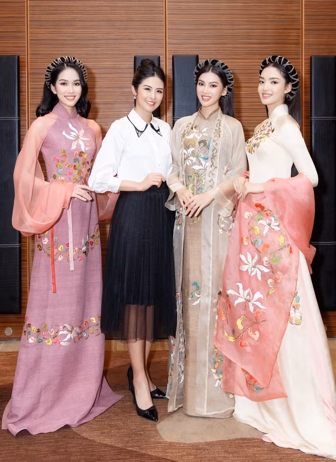 Hoa hậu Việt Nam 2010 bên cạnh các thí sinh năm nay.