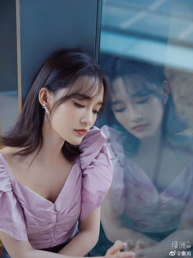 Lý Thấm nhan sắc ngày càng càng thăng hạng.