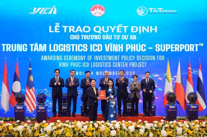 Bà Hoàng Thị Thúy Lan, Bí thư Tỉnh ủy Vĩnh Phúc trao Quyết định chủ trương đầu tư dự án Trung tâm Logistics ICD Vĩnh Phúc (SuperPortTM) cho ông Đỗ Quang Hiển - đại diện Liên danh Tập đoàn T&T Group – YCH Group –YCH Holdings.