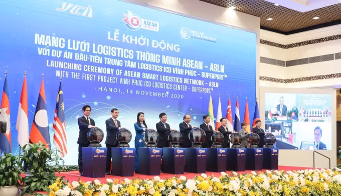 Thủ tướng Chính phủ Nguyễn Xuân Phúc và các đại diện bấm nút khởi động Mạng lưới Logistics thông minh ASEAN với dự án đầu tiên “Trung tâm Logistics ICD Vĩnh Phúc” do Liên danh Tập đoàn T&T Group (Việt Nam) – Tập đoàn YCH– YCH Holdings (Singapore) làm chủ đầu tư.