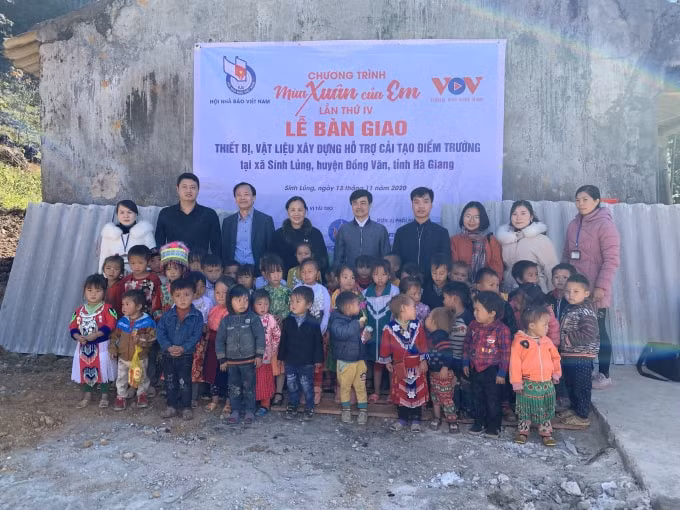 Ban Tổ chức, đơn vị tài trợ trao tặng, bàn giao vật liệu xây dựng và chụp ảnh cùng các em học sinh điểm trường Là Chúa Tủng