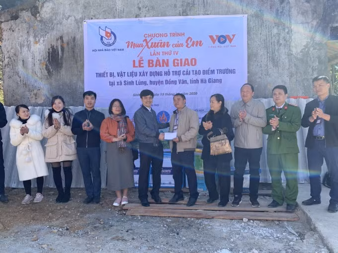Đại diện Hội nhà báo Việt Nam và Nhà tài trợ trao kinh phí hỗ trợ điểm trường cho Lãnh đạo xã Sính Lủng