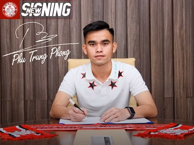 Phù Trung Phong là cái tên thứ 4 khi chính thức ký bản hợp đồng thời hạn 3 năm với CLB TP.HCM sau khi V.League 2020 kết thúc. Ảnh: bongda24h.vn