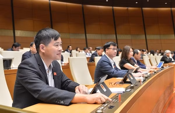Các đại biểu Quốc hội nhấn nút biểu quyết tán thành thông qua Nghị quyết chính quyền đô thị TP Hồ Chí Minh