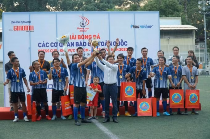 Nhà báo Hồ Minh Chiến - Tổng Biên tập báo Gia đình Việt Nam, Trưởng BTC Press Cup 2020 trao cúp vô địch vòng loại TP. HCM cho FC TTXVN, đội bóng tham dự vòng chung kết năm nay
