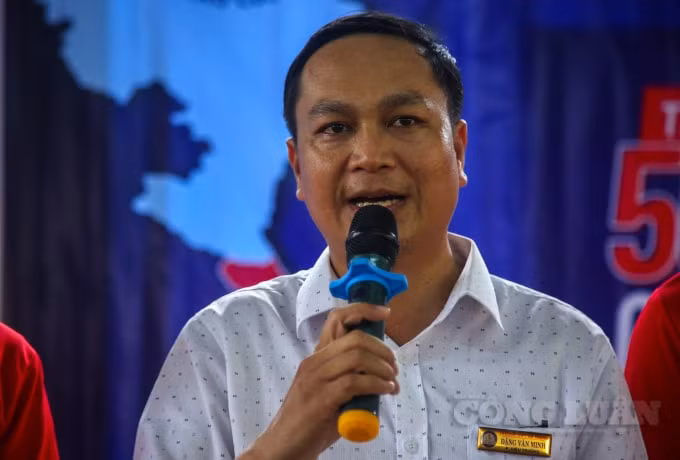 Thầy Đặng Văn Minh – P.Hiệu trưởng phụ trách Trường THPT Hà Trung cảm ơn đoàn đã đến hỗ trợ, ủng hộ cho các em học sinh trong trường. Được biết, Sao bão số 13, nhà trường đã tổ chức dạy học trở lại bình thường, ngày 16/11 toàn trường có 26 học sinh vắng học, do một số học sinh ở các vùng thấp trũng còn ngập lụt. Nhà trường đã chỉ đạo giáo viên bộ môn tổ chức bồi dưỡng cho các em đi học trở lại để đảm bão kiến thức chuẩn bị cho đợt kiểm tra giữa kỳ sắp đến.