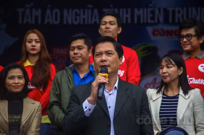 Thầy Đoàn Minh Thắng - Phó Giám đốc Sở Giáo dục và Đào tạo tỉnh Thừa Thiên Huế cảm ơn đoàn hỗ trợ đã kịp thời đến ủng hộ các em học sinh trên địa bàn tỉnh.
