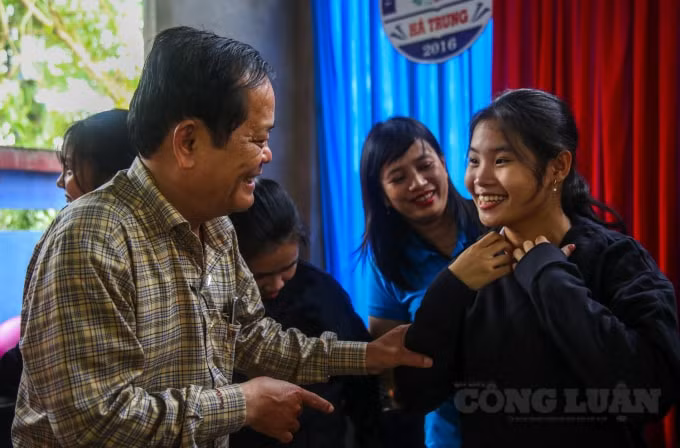 Đoàn đã đến thăm, động viên và trao tặng hơn 1.300 áo ấm cho các em học sinh các trường THCS Nguyễn Xuân Thưởng và THSC Đặng Vinh. Đồng thời trao tặng mũ bảo hiểm cho giáo viên, máy lọc nước cho các trường học trên.