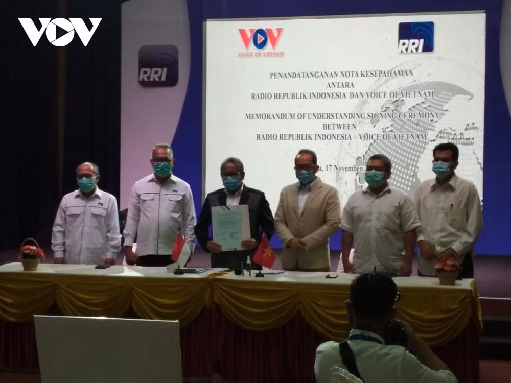 Tổng Giám đốc Mohamad Rohanudi cùng ban lãnh đạo RRI tại buổi lễ ký kết thỏa thuận hợp tác. (Ảnh: RRI)