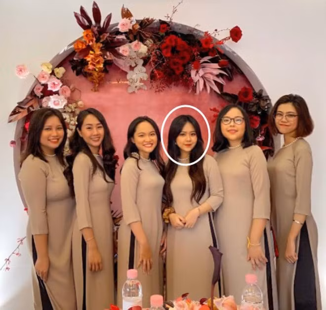 Kỳ Thư là một trong 7 cô gái ở đội hình bê tráp ở lễ xin dâu của Phượng - Minh ngày 16/11 vừa qua.
