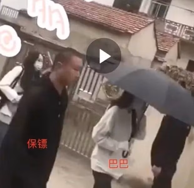 Nhân viên đoàn phim Hạnh phúc trong tầm tay và người vệ sĩ bảo vệ Hoàng Cảnh Du - Địch Lệ Nhiệt Ba.