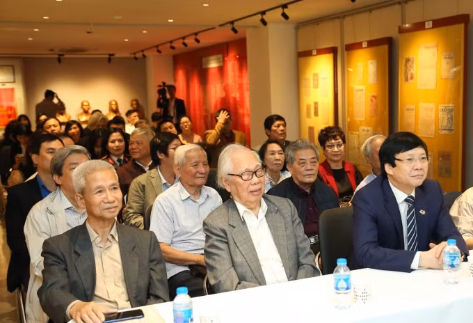 Các nhà báo, các nhà nghiên cứu, sưu tầm quan tâm và tham gia buổi lễ. Ảnh: Sơn Hải