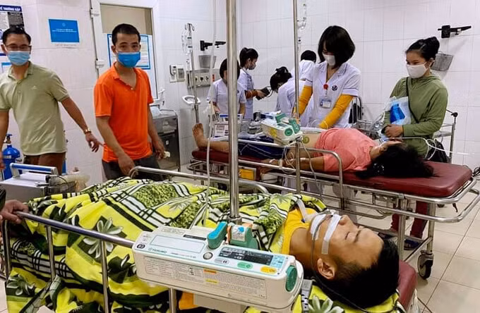 Hình ảnh các bệnh nhân nhập viện cấp cứu, nghi ngộ độc khí CO do sử dụng than củi để sưởi sau sinh. Ảnh: doisongvietnam.vn