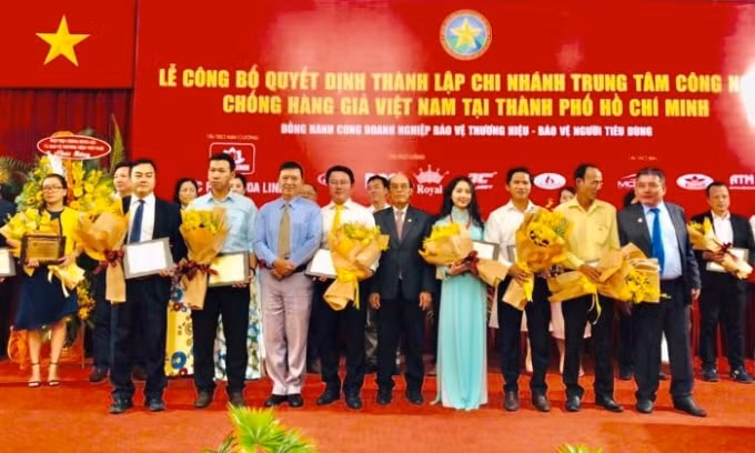 Các doanh nhân, doanh nghiệp đồng hành cùng Chi nhánh Trung tâm công nghệ chống hàng giả Việt Nam tại Việt Nam.