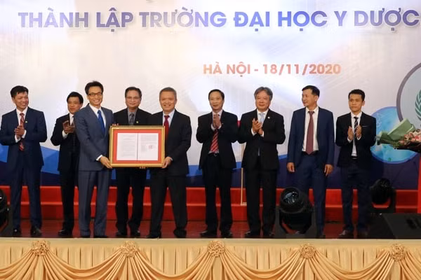Phó Thủ tướng Vũ Đức Đam trao Quyết định của Thủ tướng Chính phủ thành lập Trường ĐH Y Dược. Ảnh: VGP