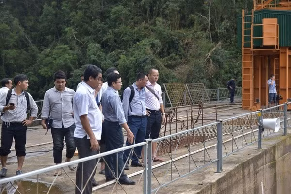 Đoàn công tác của Bộ Công thương kiểm tra tại Thủy điện Thượng Nhật. Ảnh: PLO