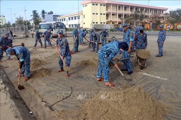 Bộ đội Vùng 3 Hải quân dọn vệ sinh môi trường trên các tuyến đường ven biển Đà Nẵng. Ảnh: TTXVN