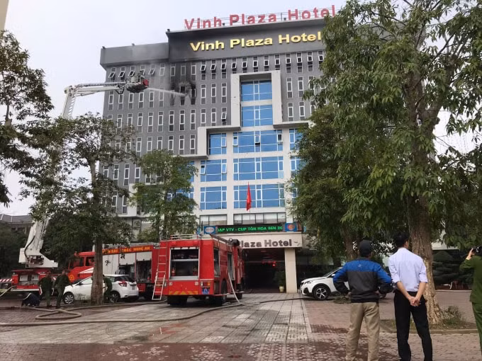 Khoảng 7h30' sáng 18/11, tại khách sạn Vinh Plaza (đường Mai Hắc Đế, TP. Vinh, Nghệ An) đã xảy ra vụ cháy khiến một phòng nghỉ bị thiêu rụi hoàn toàn. Ảnh TP