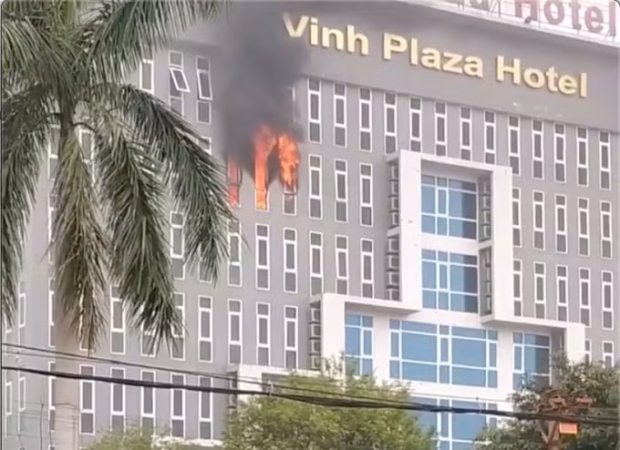 Vào thời điểm trên, người đi ngoài đường bất ngờ phát hiện từ phòng 732, tại tầng 7 của khách sạn Vinh Plaza bốc cháy dữ dội, khói tỏa ra nhiều nên lập tức chạy vào hô hoán.Ảnh TP