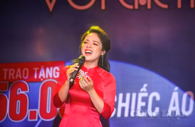 Ca sĩ Lý Ánh Nguyên giao lưu tại chương trình với các ca khúc 