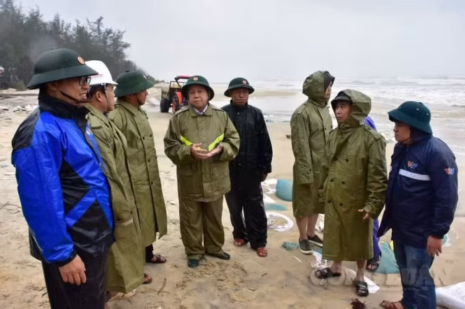 Ông Phan Ngọc Thọ, Chủ tịch UBND tỉnh Thừa Thiên Huế kiểm tra công tác di dời dân trước cơn bão số 13.