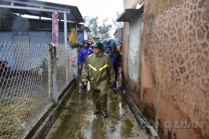 Ông Phan Ngọc Thọ đi đến từng hộ dân để vận động di dời.