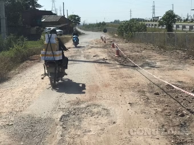 Đường gom chưa bàn giao đã bị xe đất 