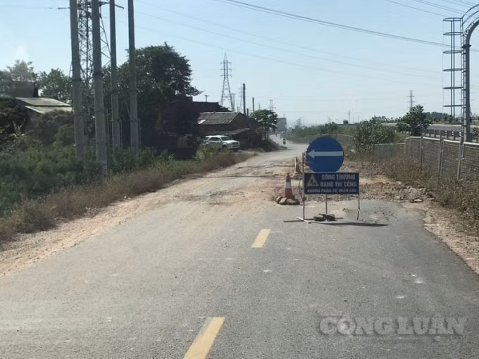 Trong khi chờ bàn gian, Công ty CP BOT Bắc Giang - Lạng Sơn liên tục phải rà soát và sửa chữa những đoạn đường bị hỏng vì xe đất 