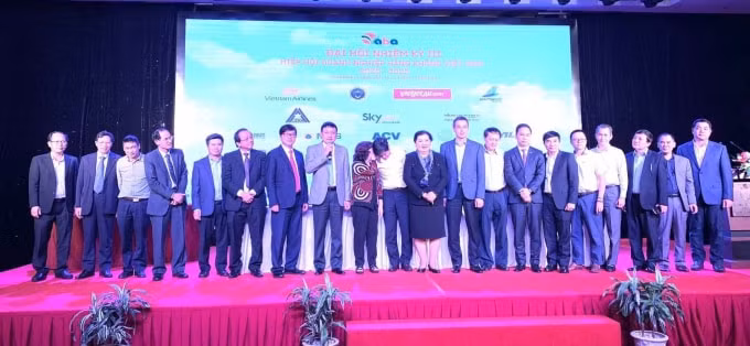 Ông Đặng Tất Thắng – Phó Chủ tịch Thường trực/Tổng giám đốc Bamboo Airways (đứng thứ 7 từ bên phải sang) giữ chức Phó Chủ tịch Hiệp hội nhiệm kỳ III.