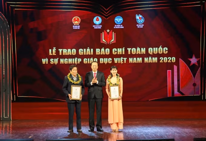 Hai nhân vật tiêu biểu trong 2 tác phẩm đoạt giải được trao giải Nhân vật tiêu biểu. Ảnh: Sơn Hải