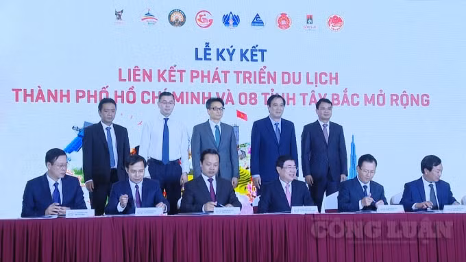 Phó Thủ tướng Chính phủ Vũ Đức Đam chứng kiến ký kết Thỏa thuận liên kết, hợp tác phát triển du lịch giữa TP Hồ Chí Minh và 8 tỉnh Tây Bắc giai đoạn 2021 - 2025.
