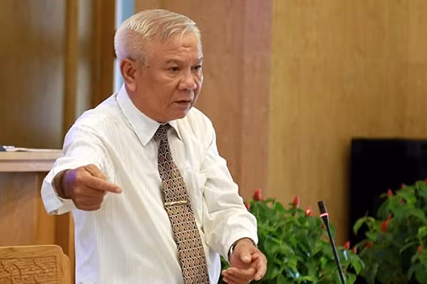 Ông Lê Văn Dẽ trong một lần trả lời chất vấn của đại biểu HĐND tỉnh Khánh Hòa. Ảnh: VNE