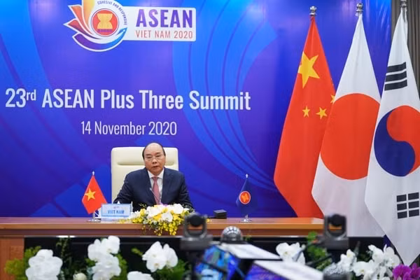 Thủ tướng Nguyễn Xuân Phúc chủ trì điều hành Hội nghị Cấp cao ASEAN+3 tại đầu cầu Hà Nội. Ảnh: VGP