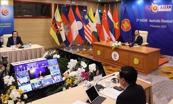 Thủ tướng Chính phủ Việt Nam Nguyễn Xuân Phúc, Chủ tịch ASEAN 2020 đồng chủ trì hội nghị tại điểm cầu Hà Nội. Ảnh: TTXVN