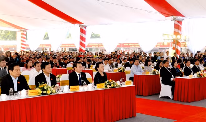 Chủ tịch Quốc hội Nguyễn Thị Kim Ngân, cùng lãnh đạo các bộ, ngành Trung ương và địa phương dự Lễ công bố đạt chuẩn nông thôn mới và Ngày hội Đại đoàn kết tại xã Quang Minh, huyện Văn Yên.