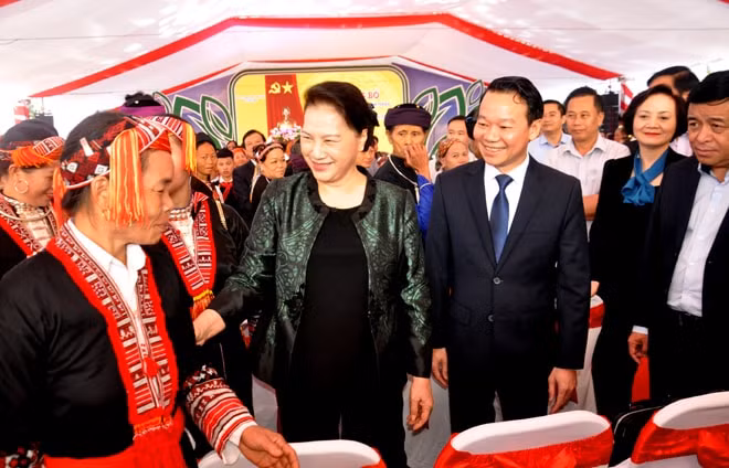 Chủ tịch Quốc hội thăm hỏi bà con đồng bào các dân tộc xã Quang Minh dự Lễ công bố đạt chuẩn nông thôn mới và Ngày hội Đại đoàn kết.