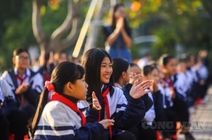 Niềm vui của các em học sinh khi đón nhận chương trình “Tấm áo nghĩa tình miền Trung