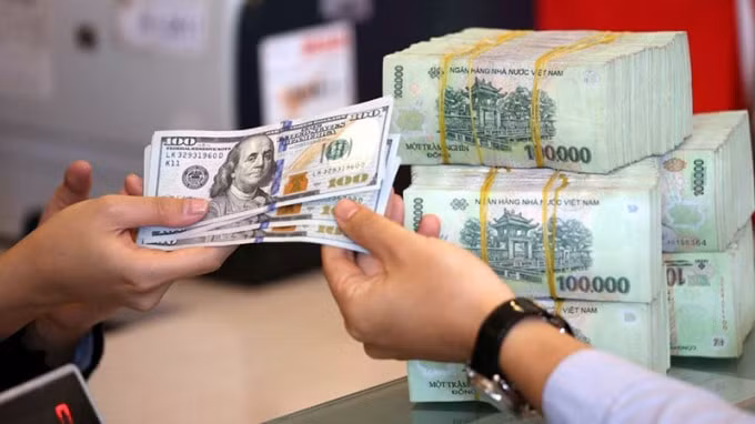 Đồng USD giảm giá mạnh trên thị trường tự do. Ảnh minh họa.