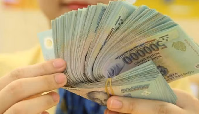 Từ năm 2021, mức lương tối thiểu chỉ còn được xác lập theo vùng, ấn định theo tháng và giờ. Ảnh minh họa.
