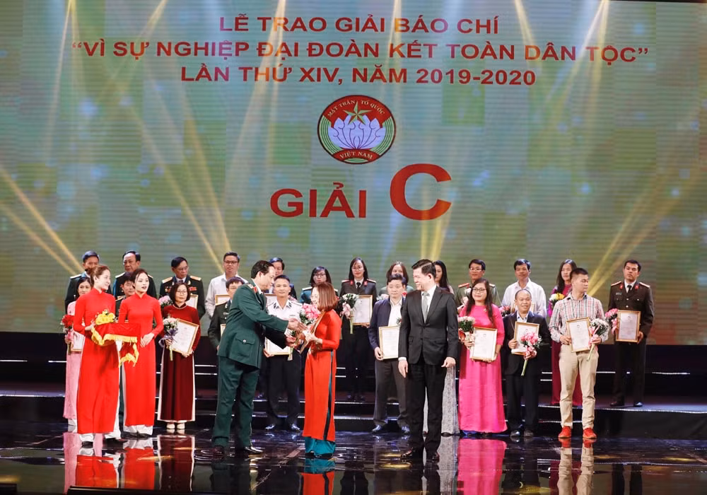 Nhà báo Hà Hồng Sâm ( bút danh Hà Anh) - Báo Nhà báo và Công luận vinh dự đoạt giải C với tác phẩm 