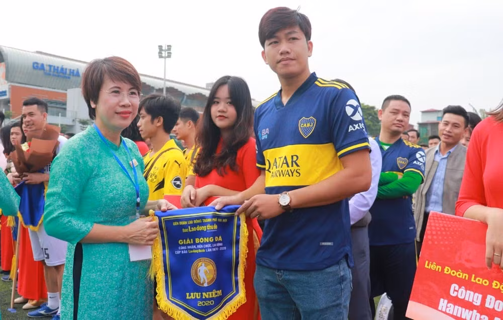 Bà Lê Thị Bích Ngọc, Tổng Biên tập báo Lao động Thủ đô, Trưởng Ban Tổ chức trao cờ lưu niệm cho các đơn vị tham dự giải. Ảnh: Mai Qúy